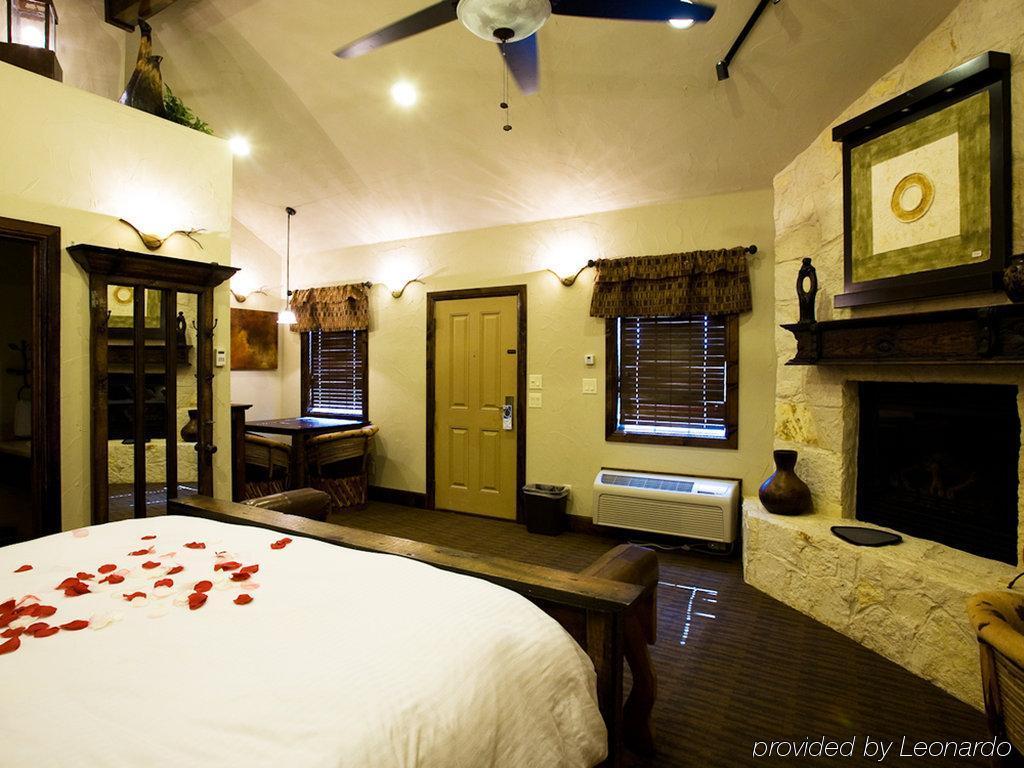 Rustic Creek Ranch Resort At North Jellystone Park Burleson Exterior photo