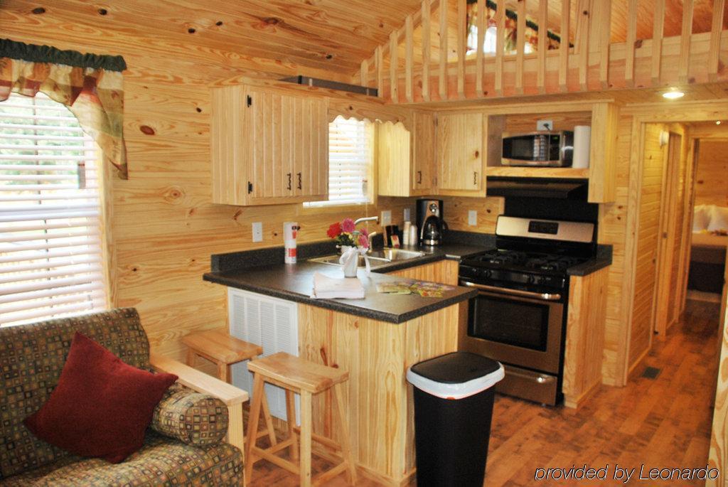 Rustic Creek Ranch Resort At North Jellystone Park Burleson Exterior photo