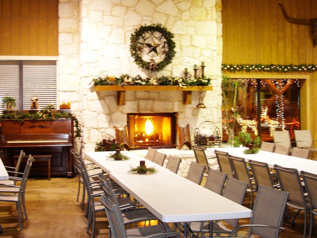 Rustic Creek Ranch Resort At North Jellystone Park Burleson Exterior photo