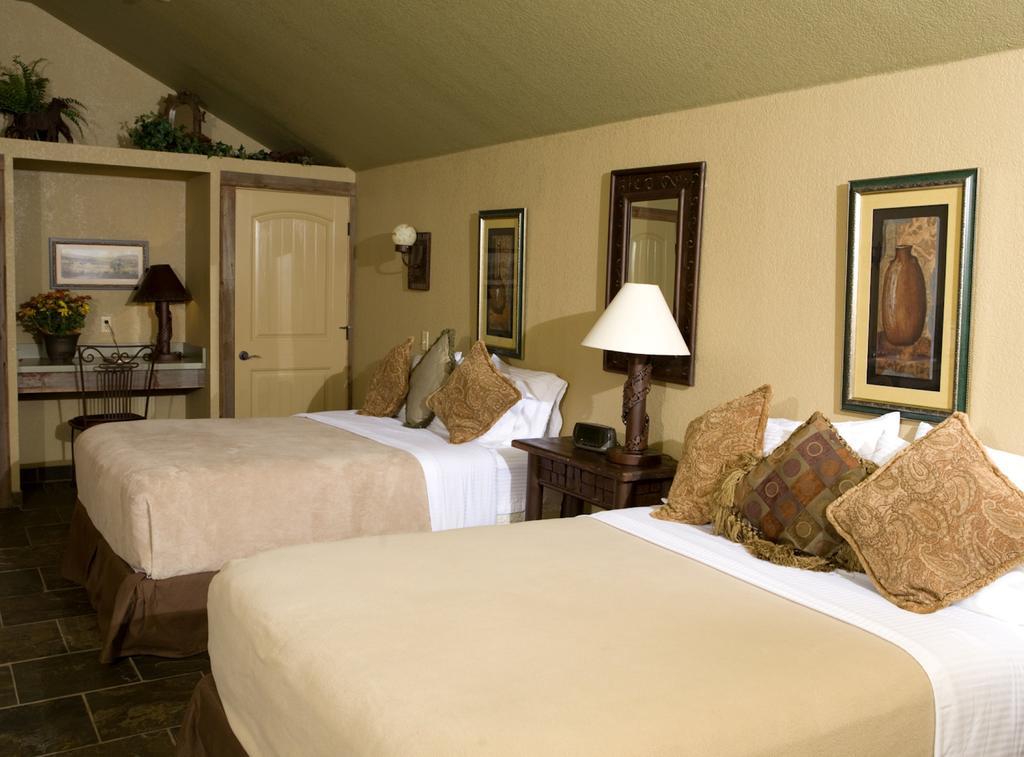 Rustic Creek Ranch Resort At North Jellystone Park Burleson Exterior photo