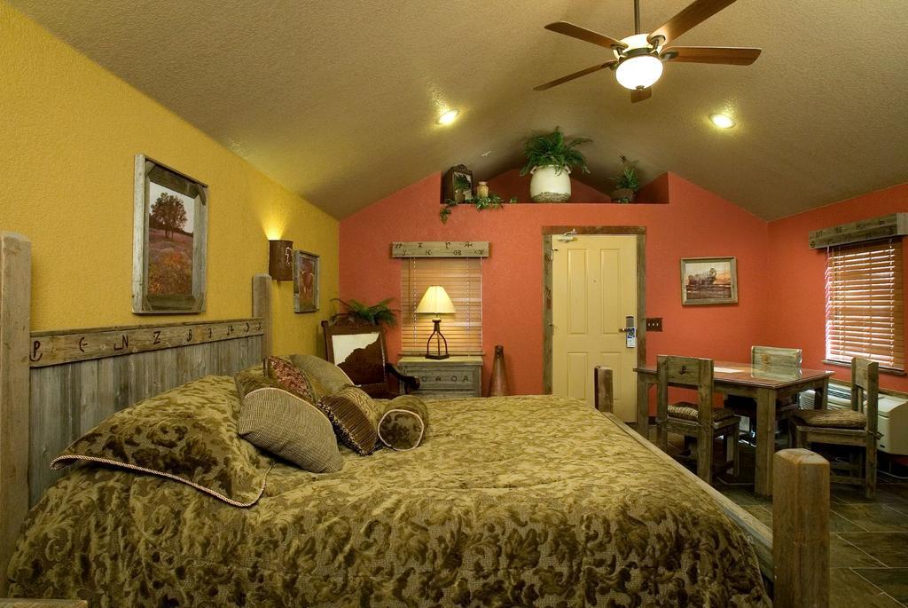 Rustic Creek Ranch Resort At North Jellystone Park Burleson Exterior photo
