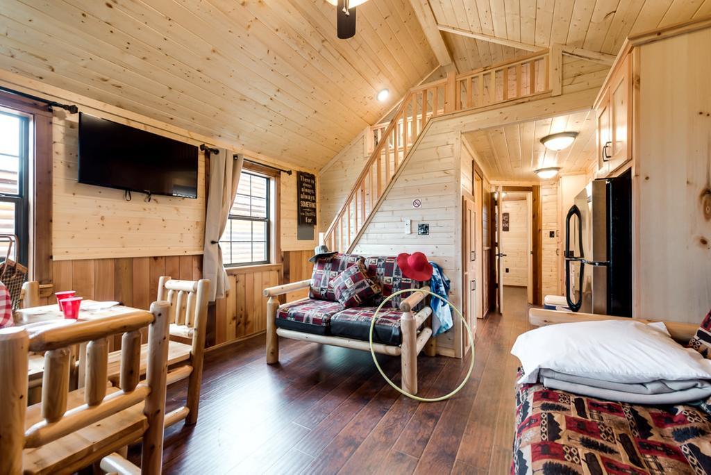 Rustic Creek Ranch Resort At North Jellystone Park Burleson Exterior photo