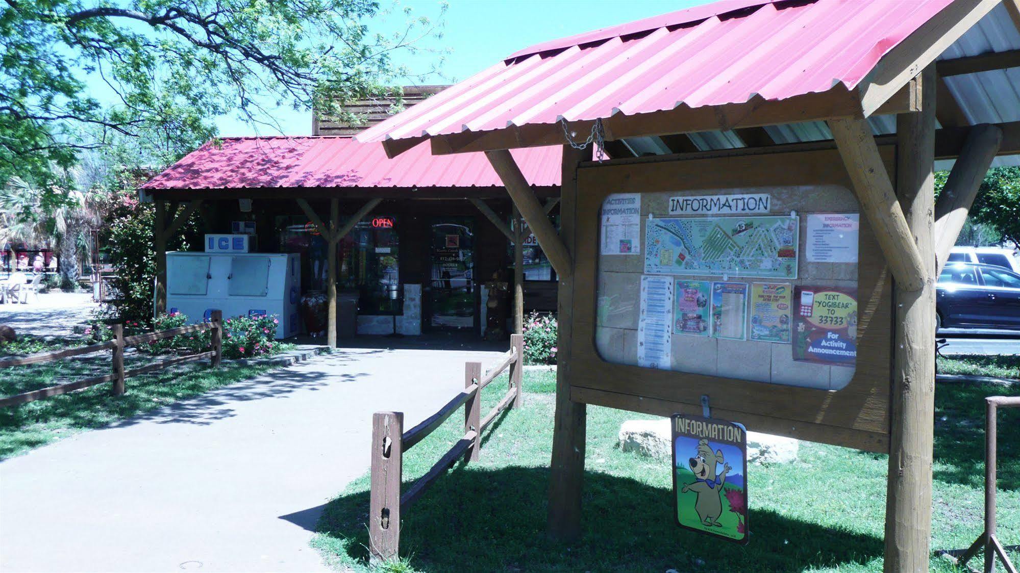 Rustic Creek Ranch Resort At North Jellystone Park Burleson Exterior photo