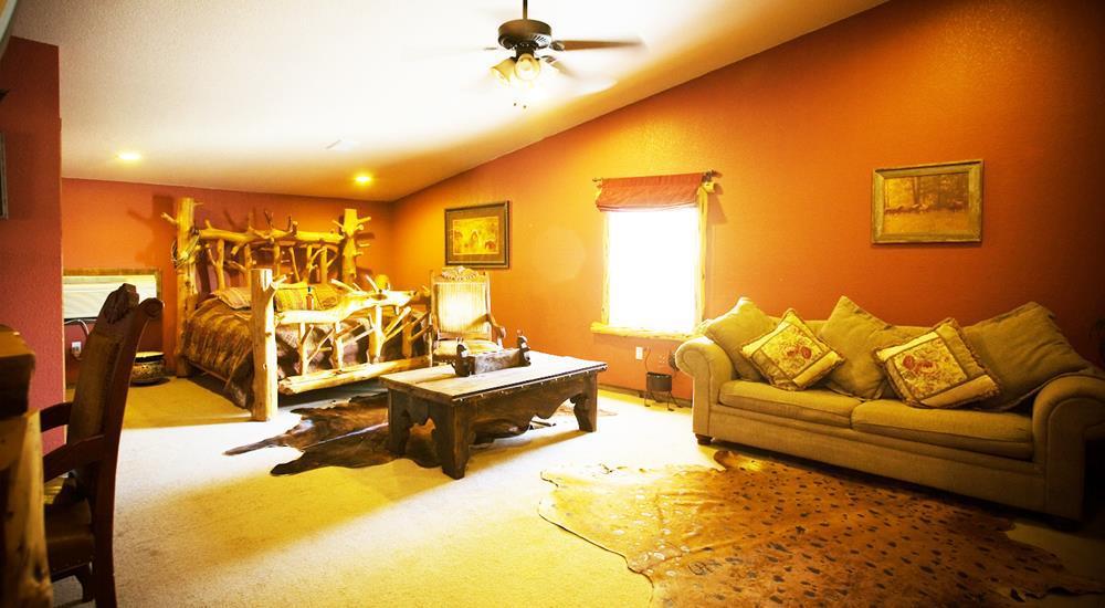 Rustic Creek Ranch Resort At North Jellystone Park Burleson Room photo